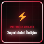 Bir müşteri temsilcisinin kulaklıkla Supertotobet iletişim desteği vermesi